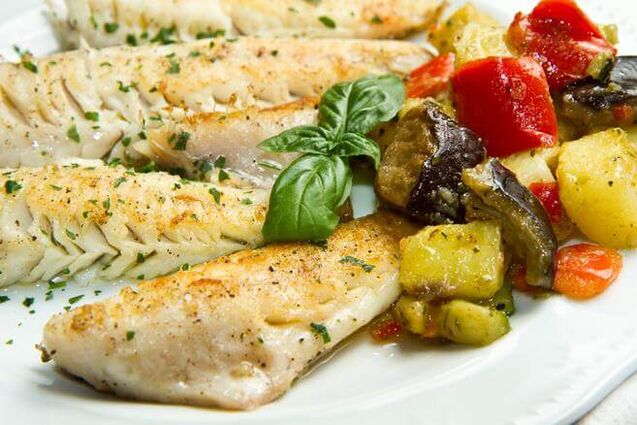 The low-carb weekly menu includes cod baked with eggplant and tomatoes. 